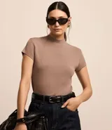 Blusa de punto color celeste, con cuello alto, manga corta y malla texturizada.