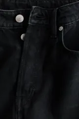 Jean tobillero de cinco bolsillos en denim de algodón rígido, con piernas rectas y tiro alto.