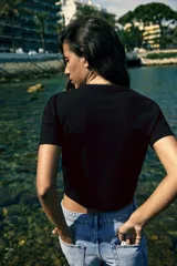 Camiseta cropped color amarillo, de corte slim fit, cuello redondo y manga corta.