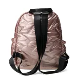 Mochila urbana Miss Carol modelo Tacna, color negro, con diseño capitoneado y acabado brillante. Cuenta con un bolsillo frontal y placa metálica con logo de la marca.