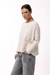 Remera de silueta relajada, confeccionada en tejido de punto, con cuello redondo, mangas largas y un bolsillo aplicado en el frente.