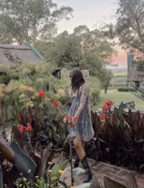 Botas de cuero color marrón y blanco con bordados negros, de estilo cowboy con taco bajo.