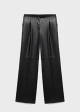 Pantalon de tiro medio efecto piel con diseño wide leg, bolsillos laterales, pinzas delanteras y cierre frontal de botón, gancho y cremallera ocultos.