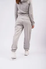 Pantalón de jogging color gris oscuro con efecto lavado, confeccionado en frizza. Presenta cintura elástica con cordón de ajuste y corte relajado.