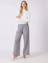Pantalon de corte wide leg en color gris, con cintura elastizada y franjas laterales en contraste. Presenta un diseño de pierna recta y holgada.