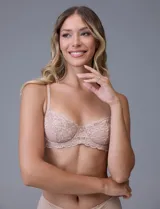 Soutien con aro, confeccionado en encaje floral con detalles de micro tul. Presenta breteles fijos regulables y un pequeño dije metálico en el centro del escote.