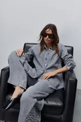 Jean wide leg de tiro alto color gris, con pierna extra ancha y recorte lateral con estampado animal print en tonos grises.