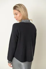 Buzo italiano marrón de viscosa y poliamida, de tacto suave. Modelo corto de costado y cuello bote.