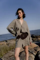 Faja marrón de cuero con hebilla dorada.