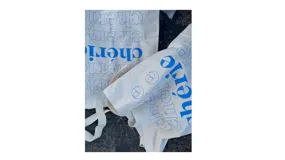 Tote bag de tela color crudo con estampado tipográfico en color azul. Cuenta con asas largas para llevar al hombro.