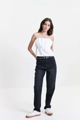 Top blanco con breteles finos, escote recto y corte peplum con frunces en la cintura.