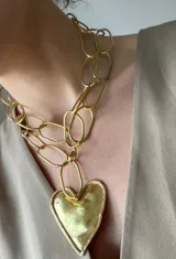 Collar plateado con cadena de eslabones grandes y dije de corazón.