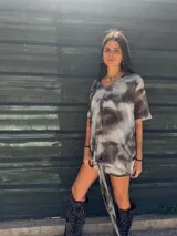 Remera gris con estampado tie-dye en tonos grises y negros, corte holgado y mangas cortas.