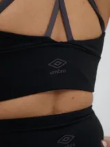 Top deportivo Umbro color negro con diseño de espalda nadadora y banda elástica en la base para mayor soporte.