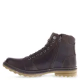 Bota de cuero color marrón con diseño acordonado y cierre lateral. Presenta detalles en cuero oscuro en la lengüeta y el cuello, con suela dentada de goma.
