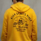 Canguro amarillo con capucha y cordones blancos, bolsillo tipo canguro y estampado frontal con texto y calavera.