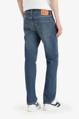 Pantalón de jean de corte regular, color azul medio, con pierna cónica y tiro corto.