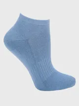 Calcetín deportivo de corte bajo, confeccionado en tejido de punto acanalado de color celeste.
