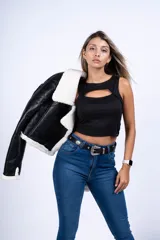 Top negro corto con escote redondo y abertura en el pecho.