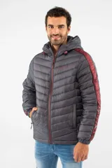 Campera puffer de nylon con relleno de guata, diseño capitoneado y capucha desmontable. Presenta cierre frontal, bolsillos laterales con cierre y detalles en color bordó en mangas y cierres.
