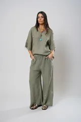 Pantalón verde oliva de lino, corte palazzo, con cintura elástica y aberturas laterales con botones.