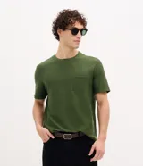 Remera de manga corta Marfinno color verde militar, con cuello redondo, textura acanalada y un bolsillo frontal en el pecho.