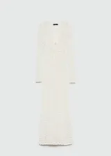 Vestido largo de crochet color blanco, con escote en V con lazo ajustable y mangas largas.