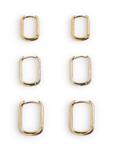 Pack de tres pares de aros tipo argolla rectangular con cierre a presión, de diseño minimalista y acabado metálico dorado.