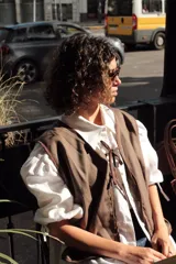 Chaleco marrón de paño fino 100% lana, con tiras de ajuste laterales y frontales.