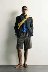 Bermuda cargo color verde militar de corte relaxed fit, confeccionada en tejido de algodón. Cuenta con bolsillos laterales con solapa en las perneras, trabillas en la cintura con ajuste lateral y cierre frontal con cremallera y botón.