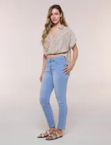 Jean slim skinny de tiro medio en denim azul con proceso de lavado, calce ajustado y largo al tobillo. Cuenta con pretina con presillas, bolsillos delanteros y traseros, y acceso frontal con botón y cierre.
