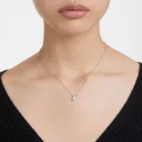 Colgante con cadena plateada y dije de cristal transparente en forma de lágrima.