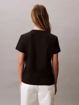 Remera de algodón regenerativo con cuello redondo y manga corta. Presenta un diseño clásico de corte regular con el logo de Calvin Klein bordado en pequeño en el pecho.