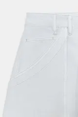 Pantalón cargo de tiro medio, confeccionado en mezcla de algodón y lino, con perneras anchas, bolsillos de plastrón en el delantero y cierre frontal con cremallera y botón.