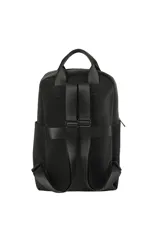 Mochila urbana color negro, confeccionada en material resistente, con compartimento principal amplio, dos bolsillos frontales con cierre y correas ajustables para los hombros.
