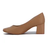 Zapato de tacón color nude, con punta cuadrada y detalle de logo dorado en el lateral.