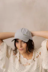 Gorra estilo baseball de algodón con efecto lavado en tono tostado y detalle de logo Peach metálico en el frente. Cuenta con visera curva y diseño regulable.
