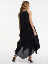 Vestido midi de ramio en color verde oliva, con escote en V, breteles finos y corte evasé con terminación en picos asimétricos.