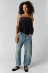 Top de raso liviano, color negro, de calce recto con tablas, escote cuadrado con detalles de encaje y tiras regulables.
