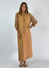 Vestido largo blanco de lino con mangas tres cuartos con detalle de crochet.