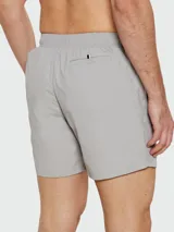 Short de baño gris con logo BOSS en blanco en la pierna derecha.