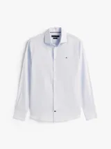 Camisa de manga larga de corte slim de la marca Tommy Hilfiger, color celeste, con cierre frontal de botones, cuello camisero clásico y pequeño logo bordado en el pecho.