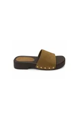 Zueco de mujer con plataforma y suela de madera marrón, tira ancha de gamuza en color tostado decorada con tachas metálicas doradas laterales.