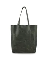 Cartera tipo tote bag de cuero en color verde oliva, con diseño minimalista, doble asa de hombro y placa metálica con logo de la marca en la parte frontal.