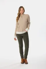 Pantalon de corte recto confeccionado en pana con spandex, que brinda elasticidad y comodidad. Presenta un diseño clásico con bolsillos laterales y cierre frontal.