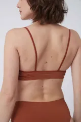 Soutien bralette color beige de microfibra sin costuras, con espalda entera y tirantes finos.