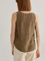 Musculosa marrón de lino con corte recto y pespuntes rojos en contraste.