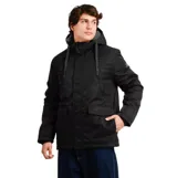 Campera O'Neill modelo East, color negro, con capucha forrada, cierre frontal con solapa y botones a presión, y bolsillos frontales con solapa.