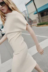 Jersey de punto liso con cuello redondo y manga corta con sisa ancha, de corte holgado.