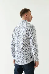 Camisa de manga larga con estampado de figuras geométricas en tonos beige y negro, confeccionada en tejido estilo lino.